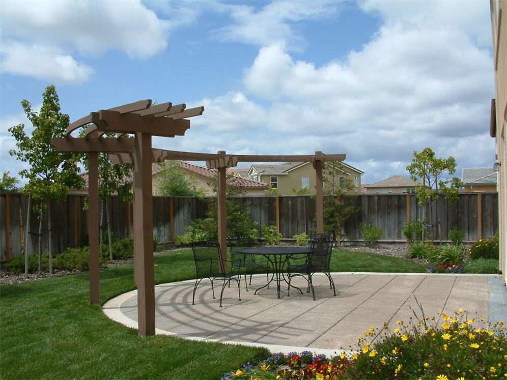 Curving Backyard Half Trellis